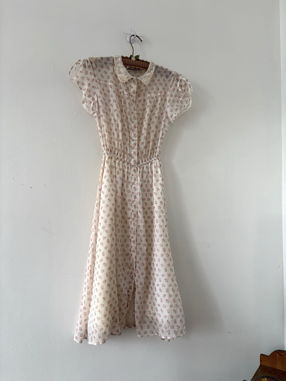 70s Rosebud Floral Midi Dress Pointed Lace Collar/Flutter Sleeve Prairie Cottage