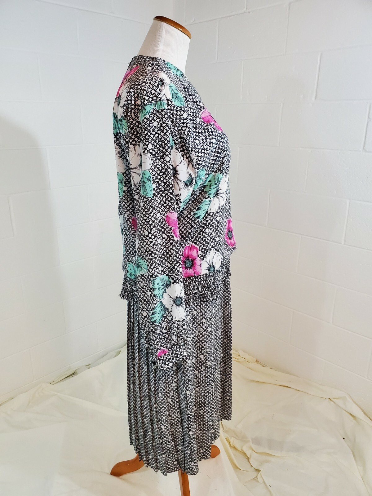 Jerrie Lurie Multicolor VTG 1970s Floral Grandmacore Pleated Dress w FREE Brooch