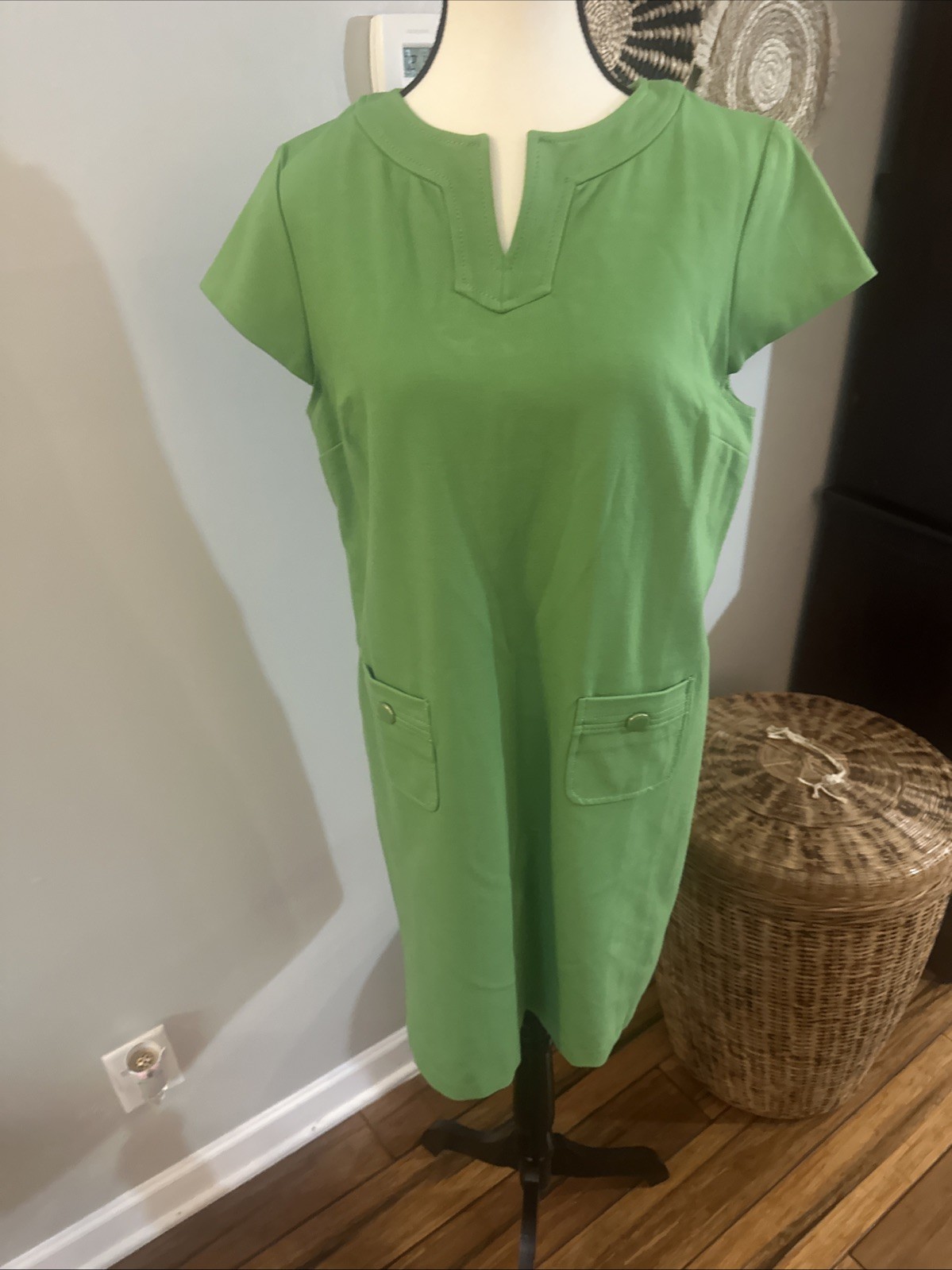 Talbots retro 60’s style Kelly Green knit notch v neck mini sheath dress, 14P