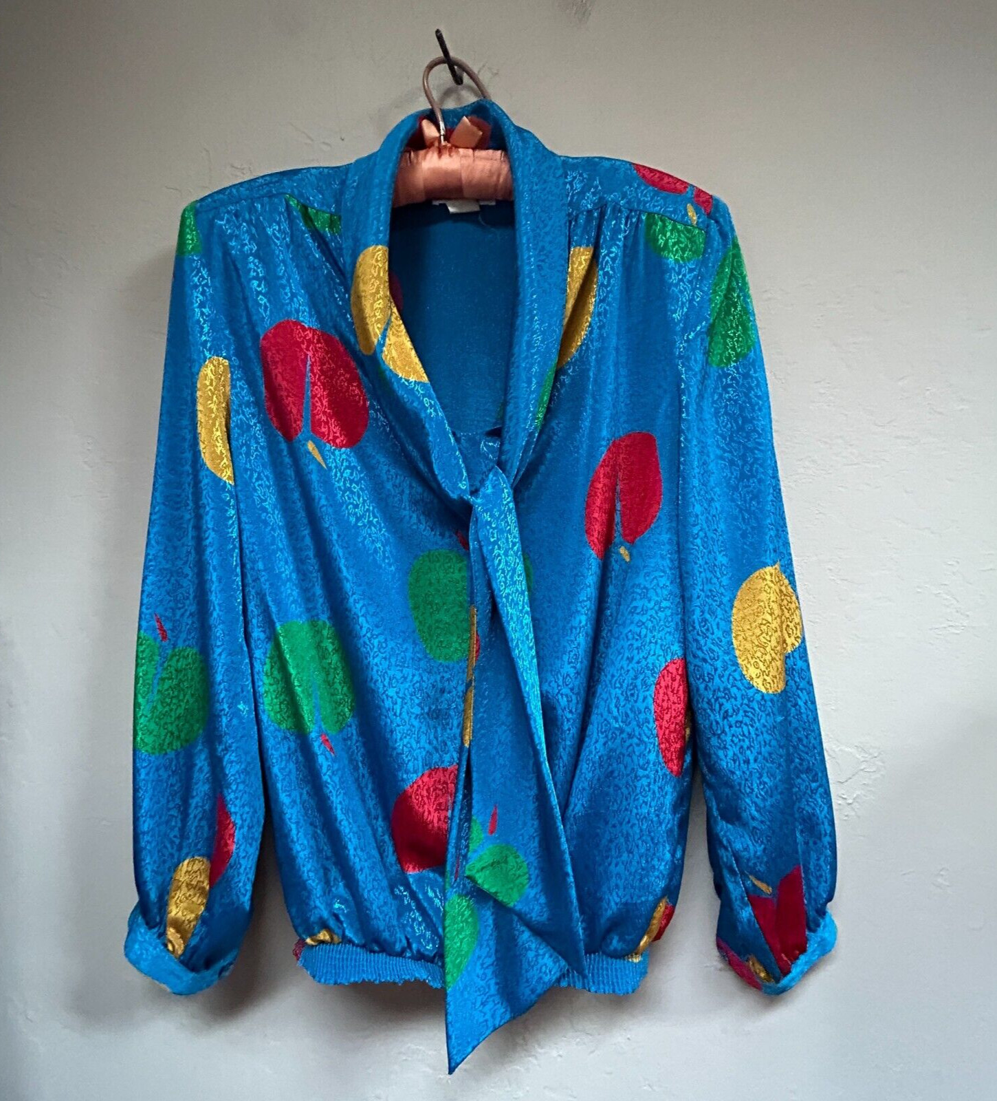 Da Rue for Neil’s Women’s Size 12 Long Sleeve Top Tie Neck Blouse Apples Blue