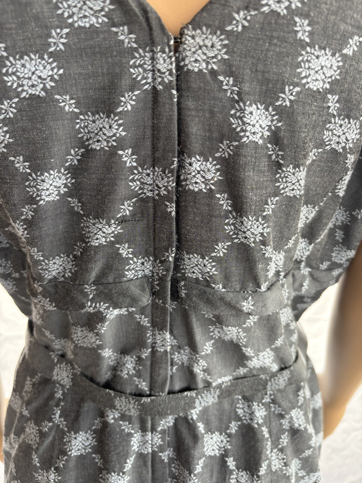 Chic Gray and White Print Sparkled Top Handcrafted 1950’s Sheath Dress Unlined