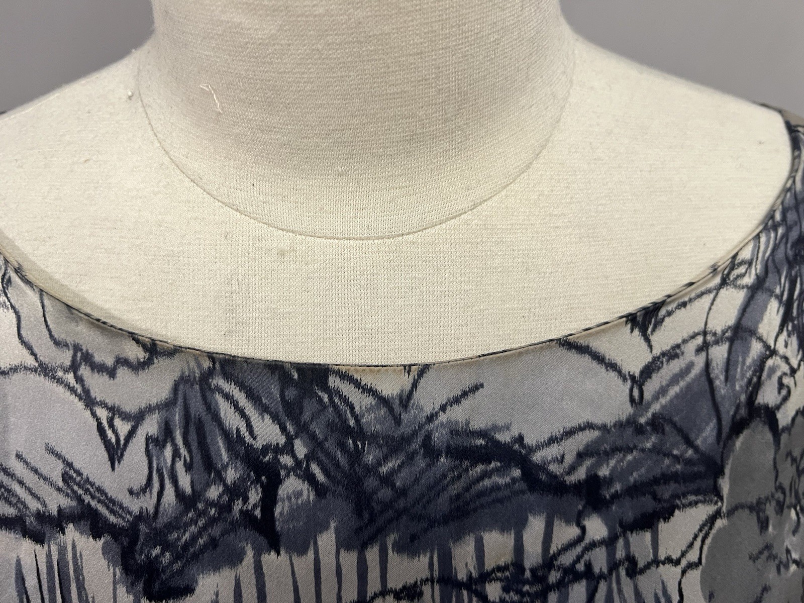 Lovely Printed Silk 1950’s Nettie Rosenstein Dress For Neiman Marcus