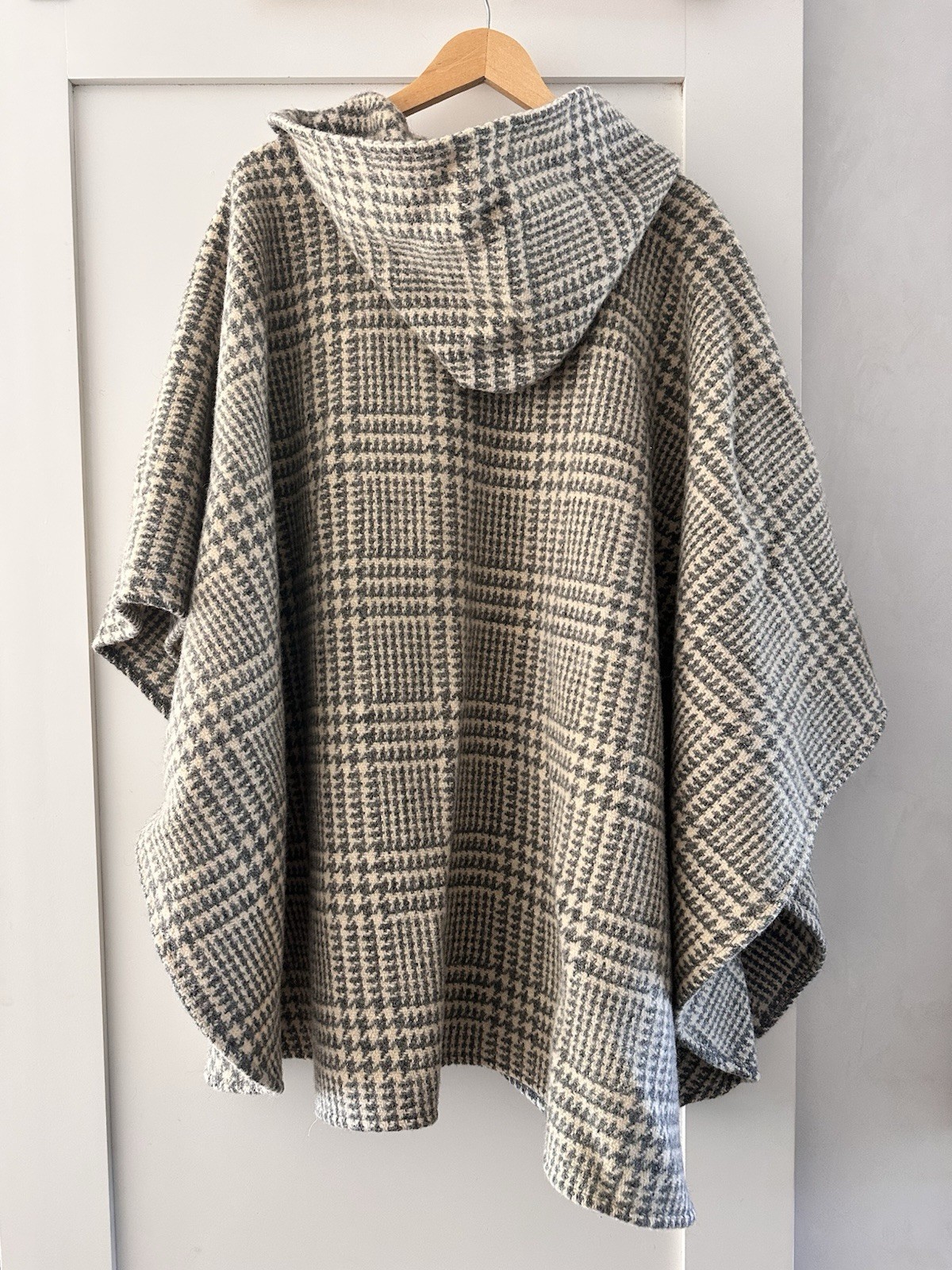 1970s Vintage Handmade Wool Houndstooth Hooded Cape Poncho Coat One Size