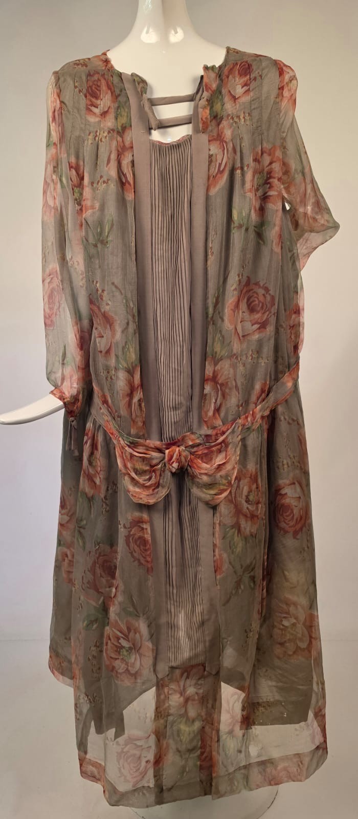 FLUTTERING 1920’S ROSE PRINT SILK CHIFFON DRESS W BOW TRIMMED DROP WAIST