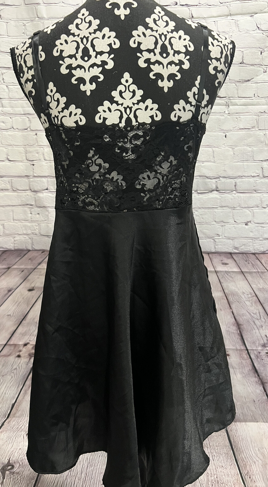 VTG CIRCA 2000 Women’s Black Laced Bodies Flowy Satin Skirt Nightgown Dress L