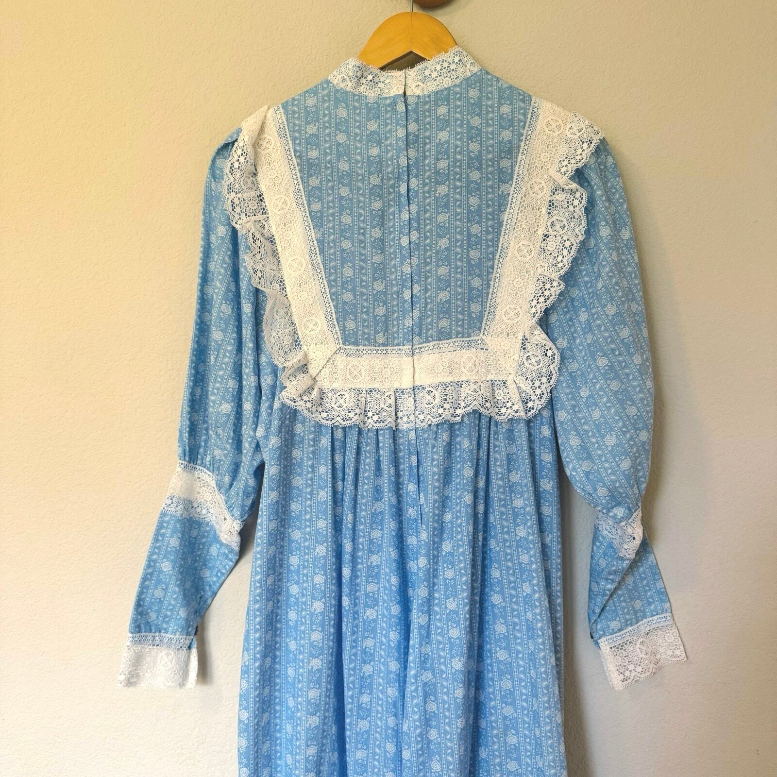 Vintage 70s prairie dress lace trim sky blue white floral leg of mutton sleeve M