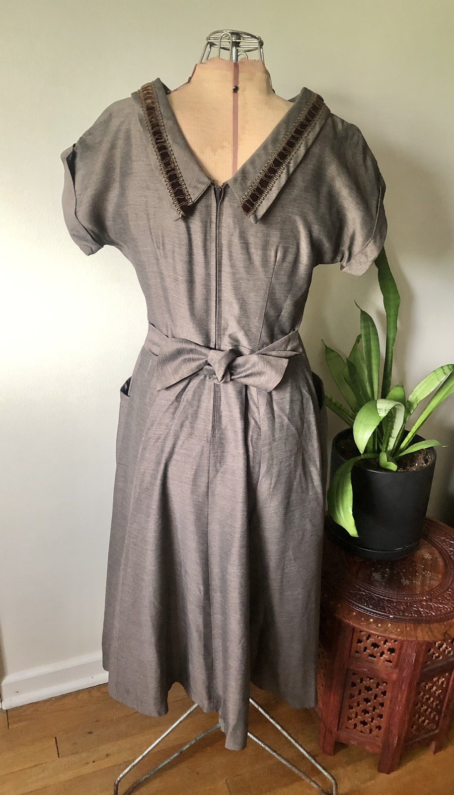 1940’s Soft Brown Dress With Bow & Clear Rhinestone Brooch Detail
