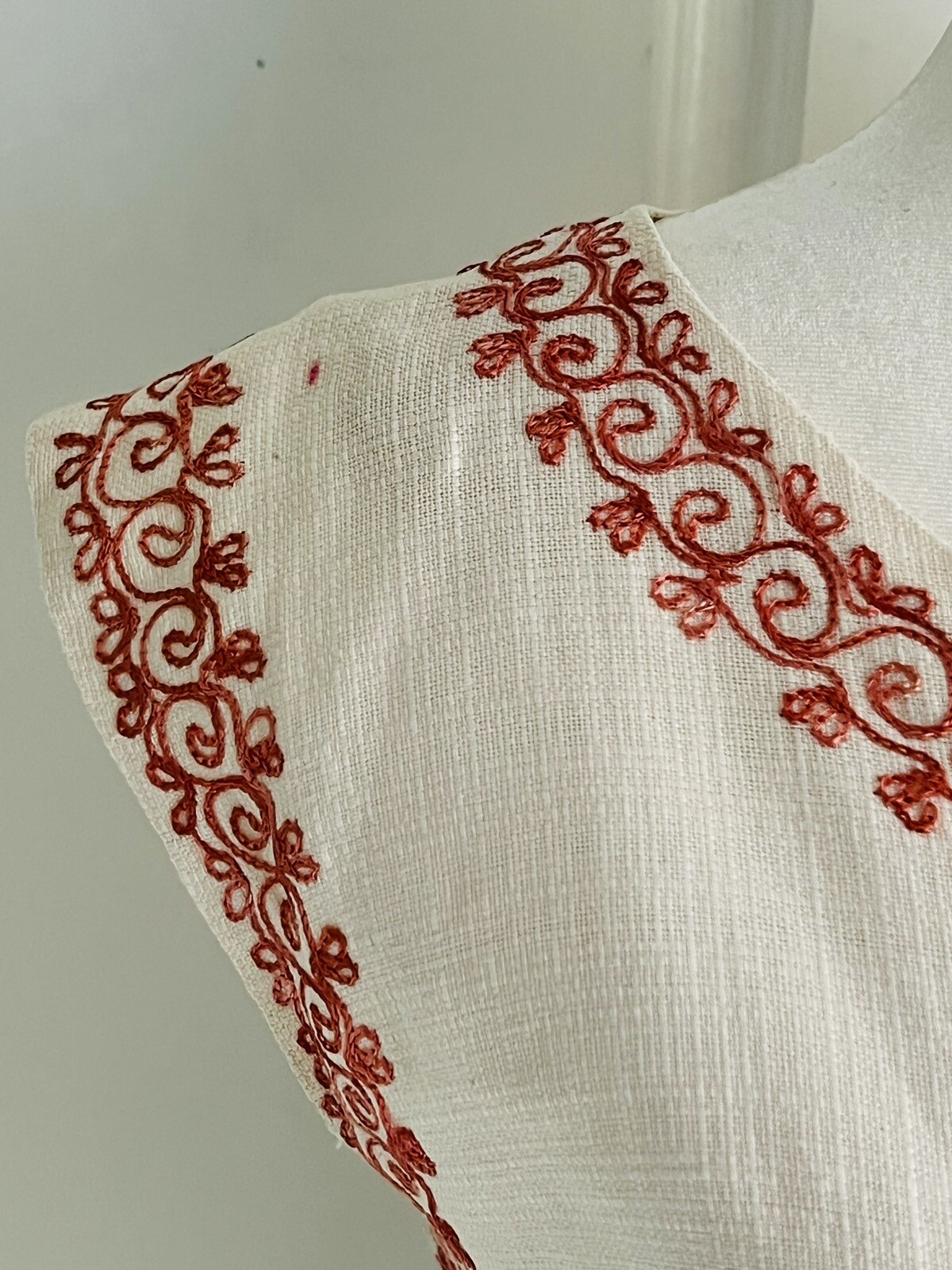Vintage 1950’s White Linen Sleeveless Blouse Shell Embroidered Neckline M
