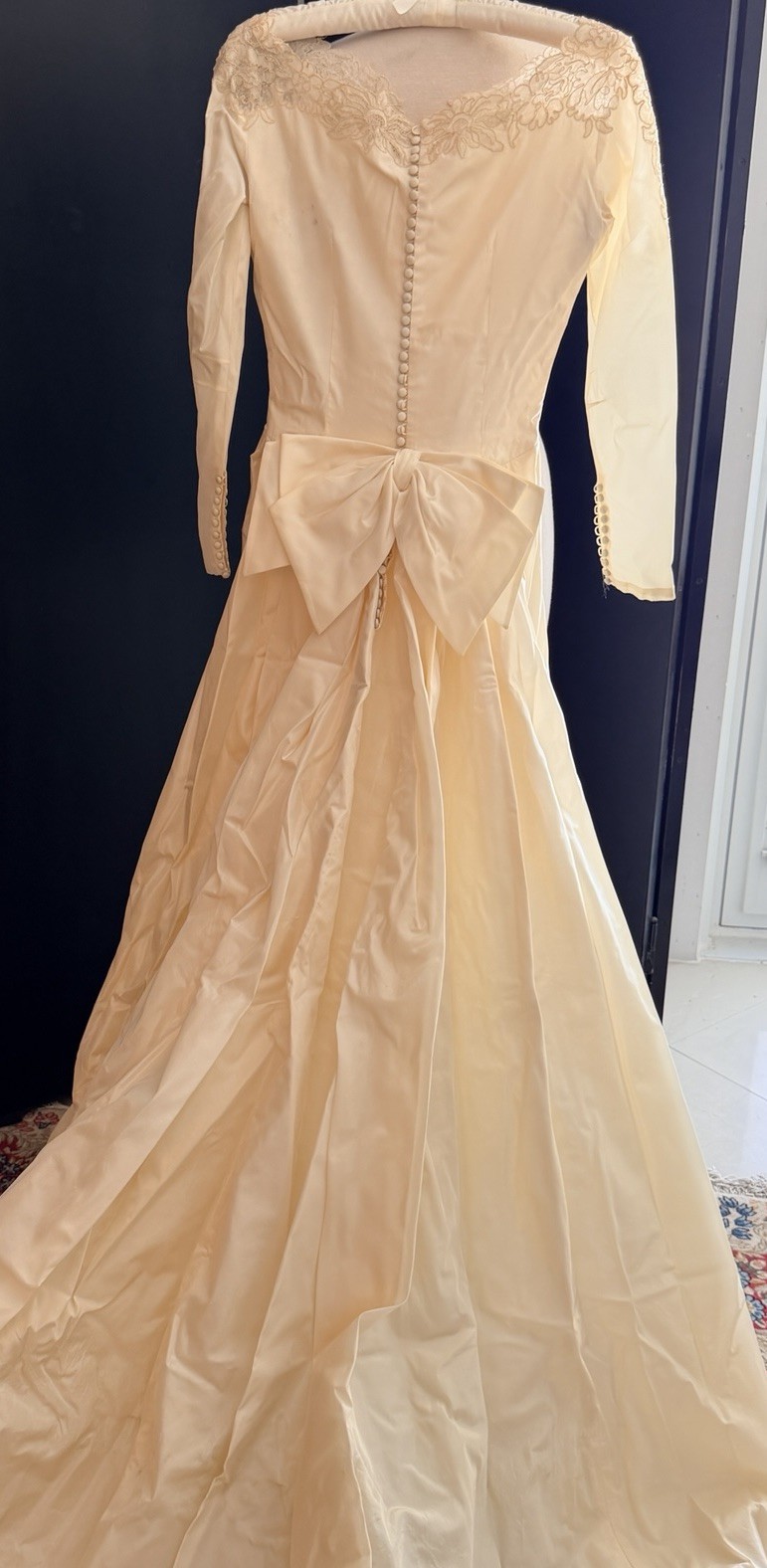 Vintage Taffeta Ivory Lace Wedding Dress LongSleeve Ball Gown Back Bow Sz 6-8?