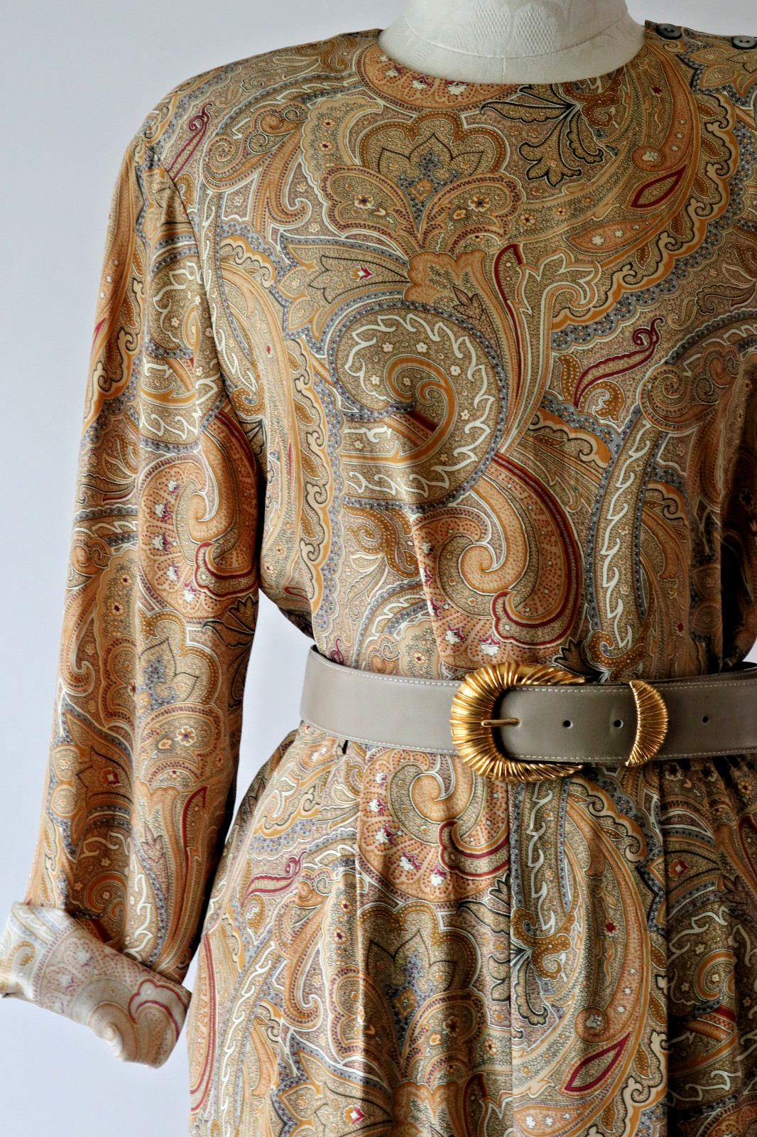 1990s Vintage Tan Beige Paisley Silk Minimalist Top Pants Two Piece Set Suit S M