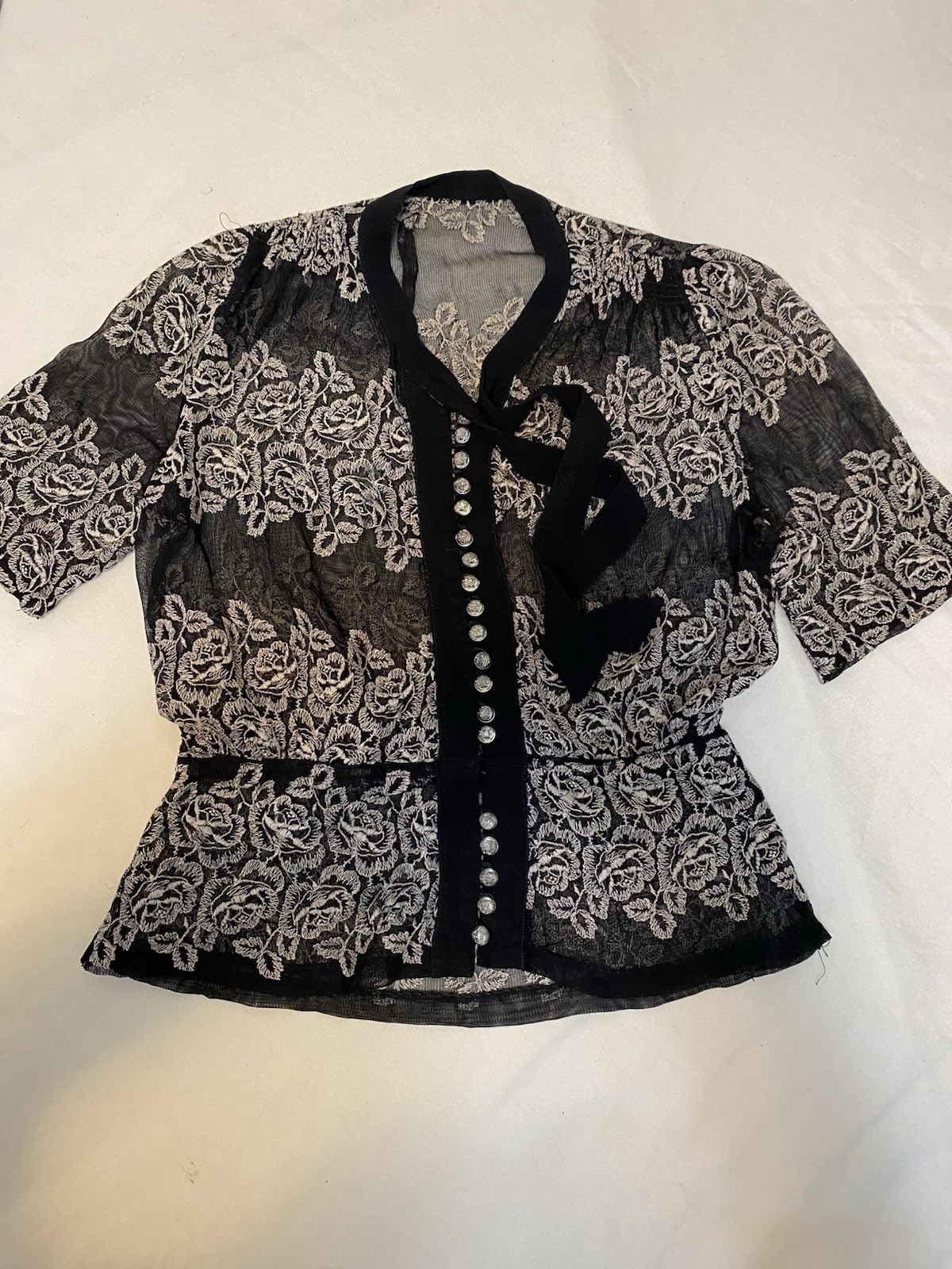 1940-50’s Vintage Mourning Blouse With Embroidered Roses Lucite Buttons