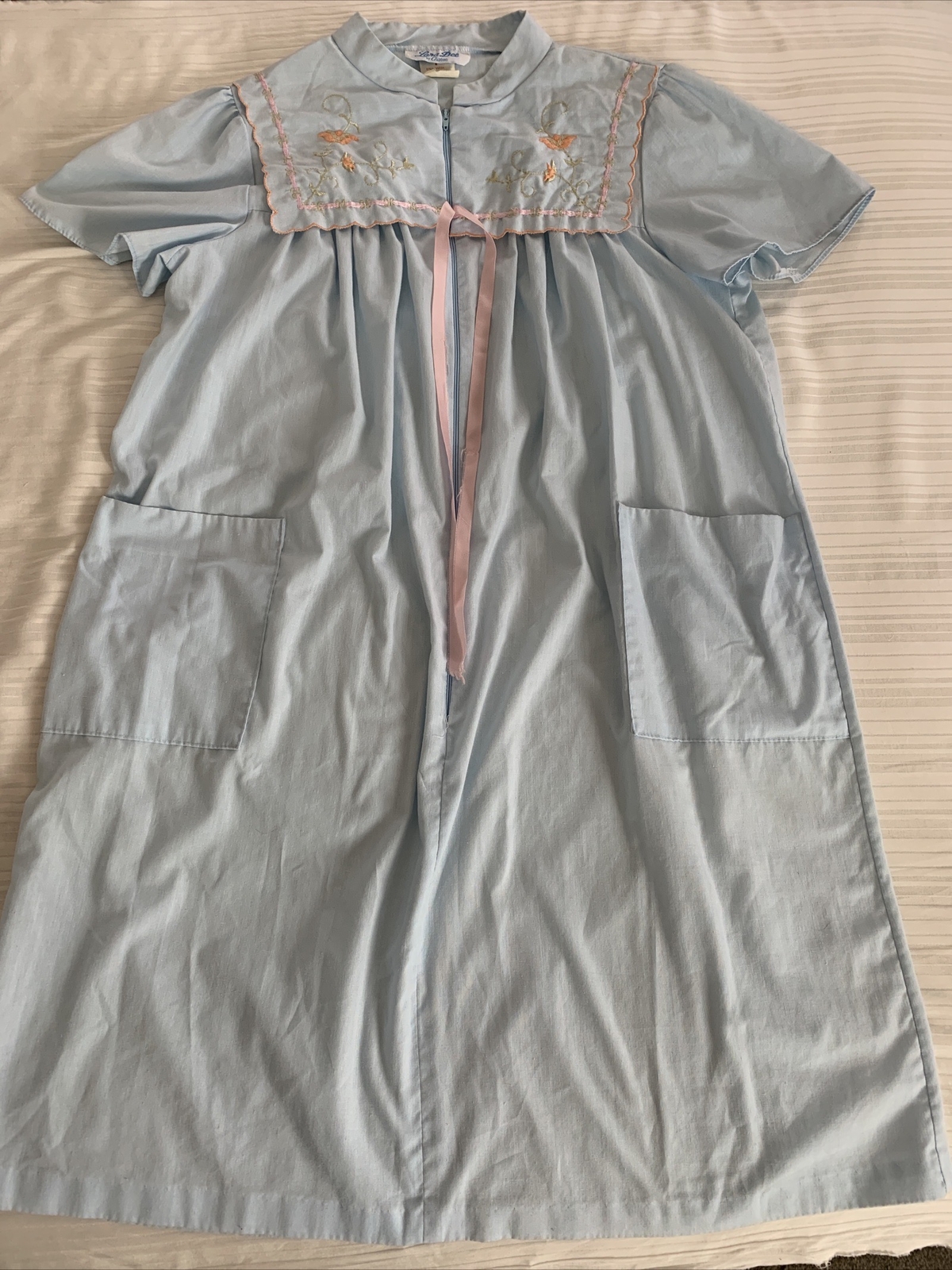 VTG LARA DEE by Charm MEDIUM (42” Chest) Blue House Dress Zip POCKETS Embroidery