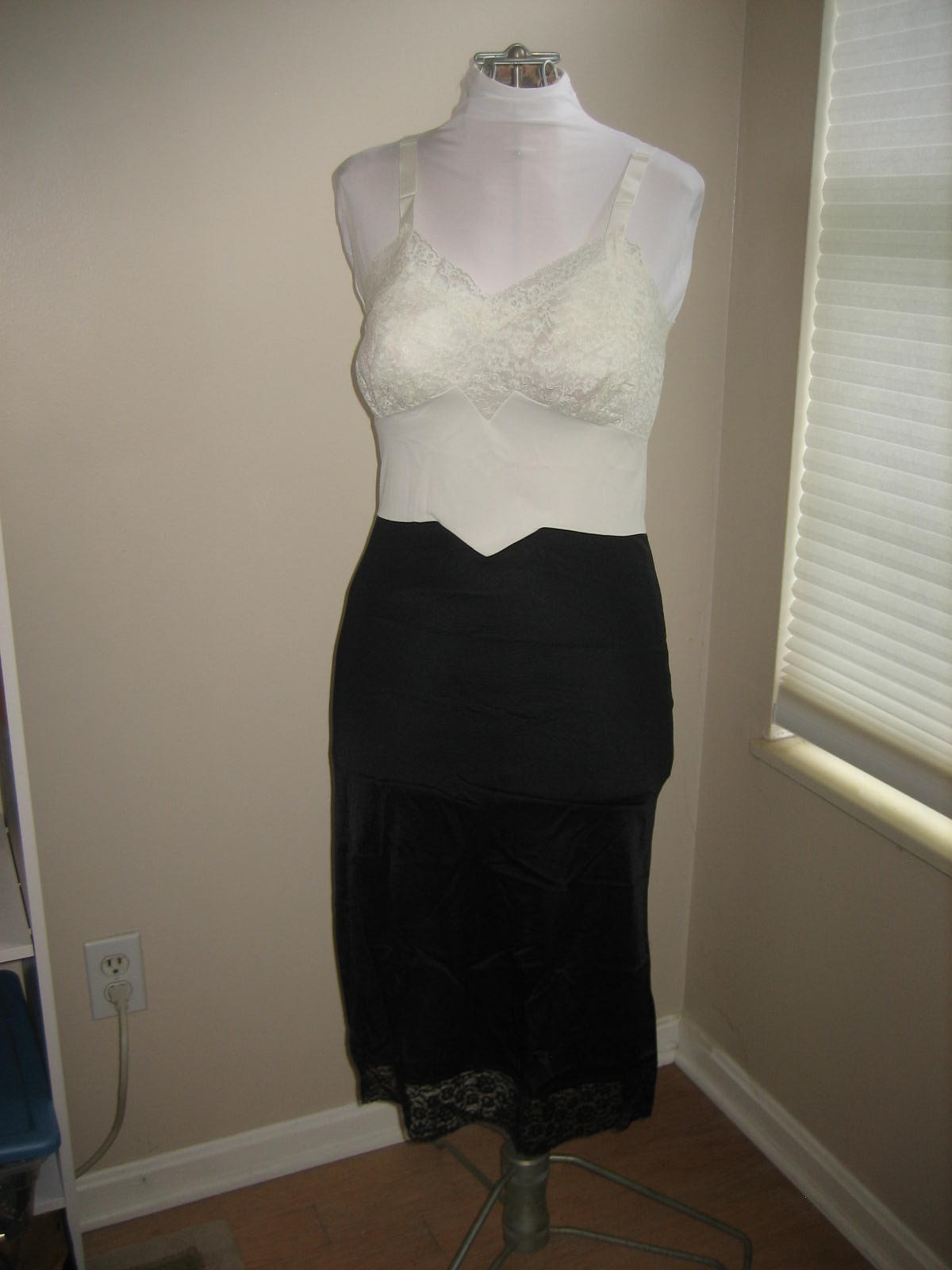 Vintage VAN RAALTE Nylon White Lace Bodice Black Skirt Full Slip – Size 34 USA