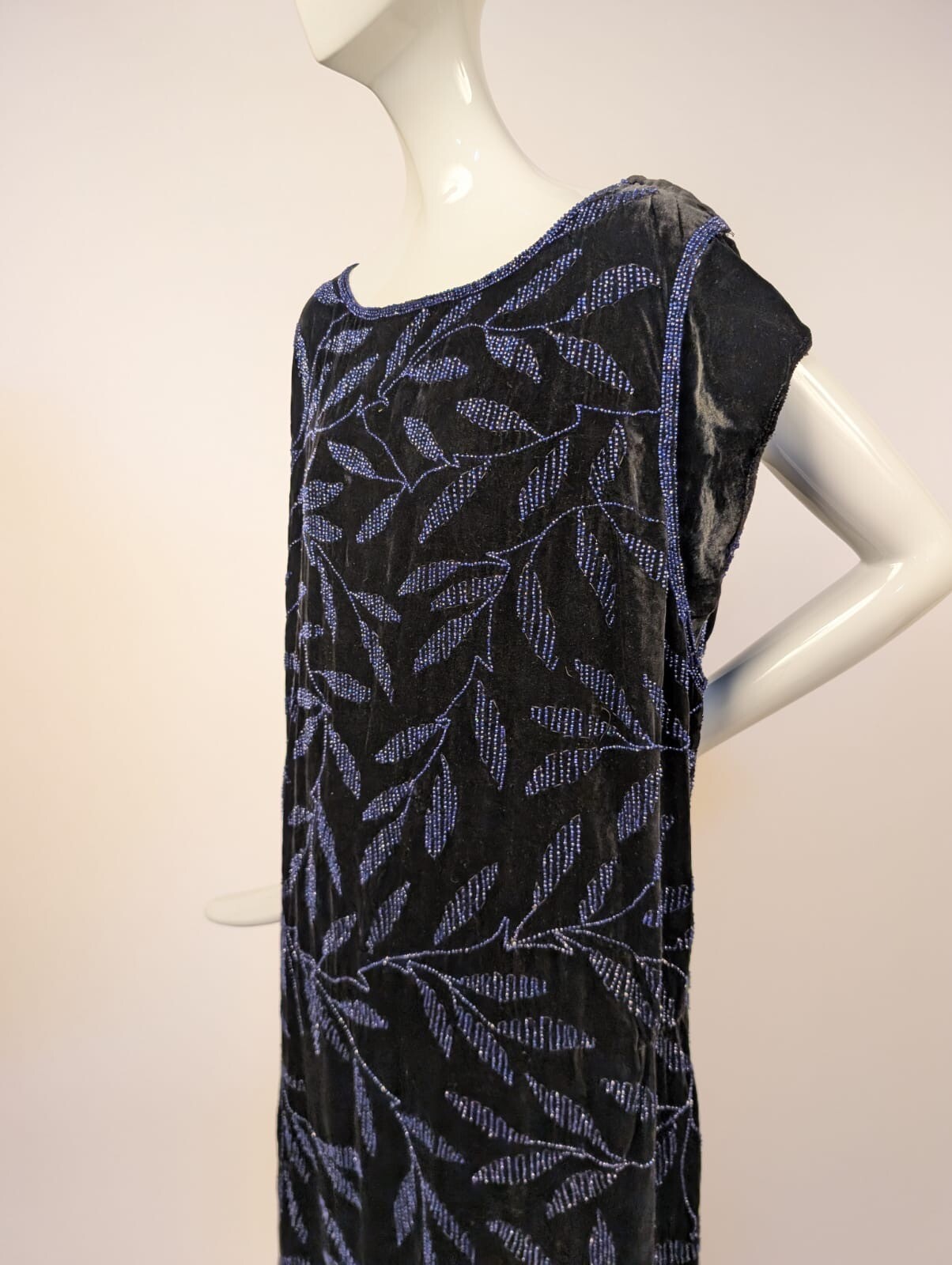 ELECTRIC BLUE GLASS BEAD FLAPPER 1920’S VELVET DRESS W LEAF PATTERN