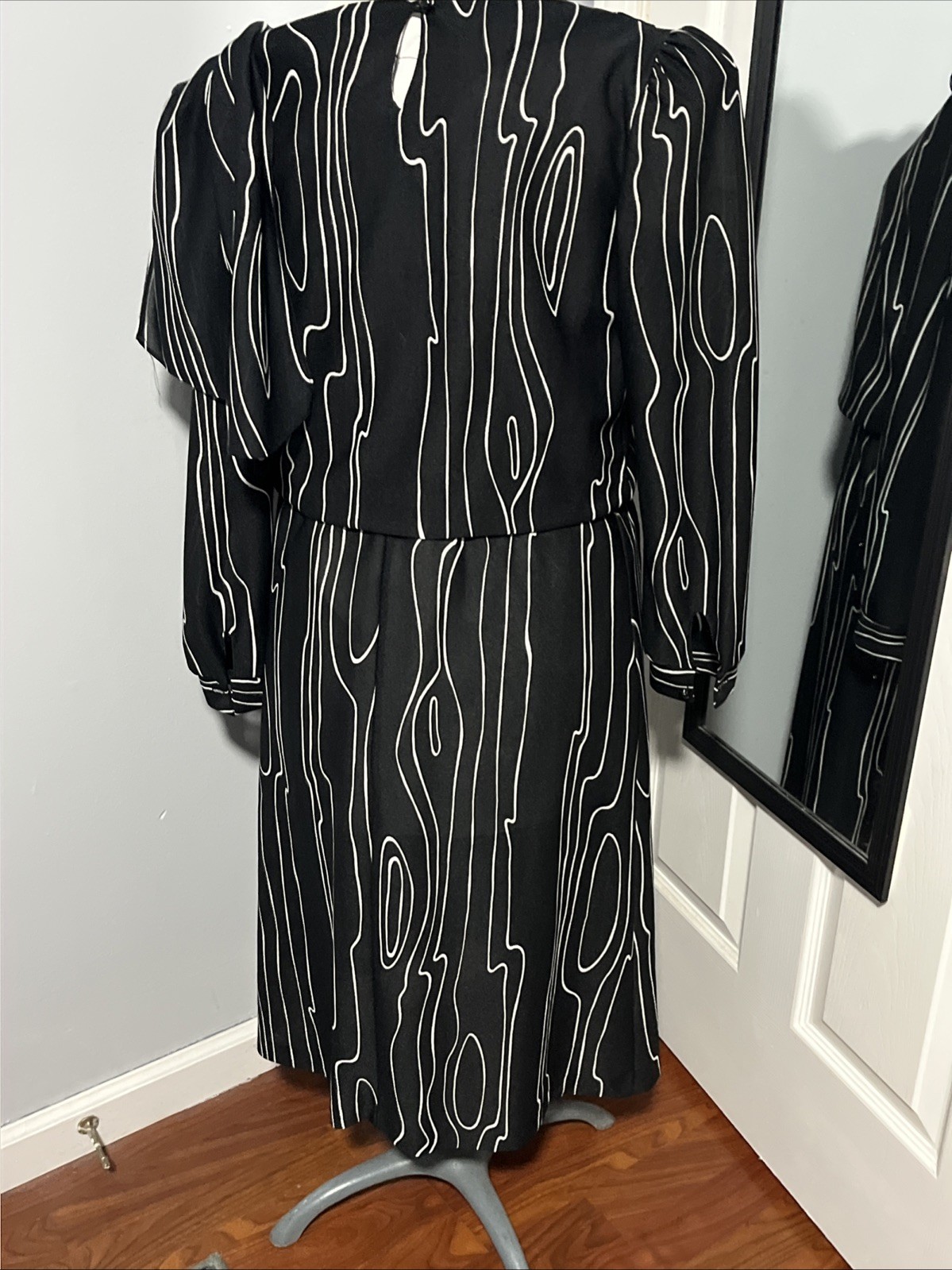 VINTAGE TJUNIORS FABULOUS BLACK WHITE DRESS ABSTRACT 8/10