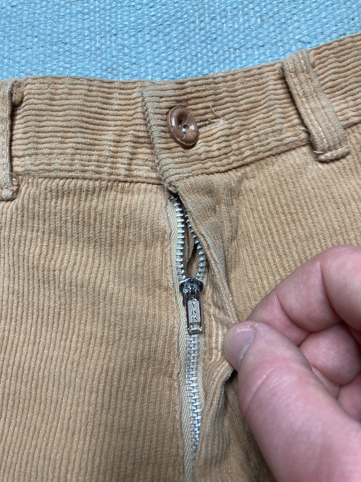 Vintage 70s 80s bell bottom flare pants corduroy khaki tan changing scene 26×31