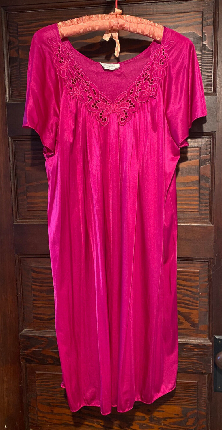 Vtg VANITY FAIR Women’s Butterfly Lace Nightgown Hot Pink Magenta Size Medium M