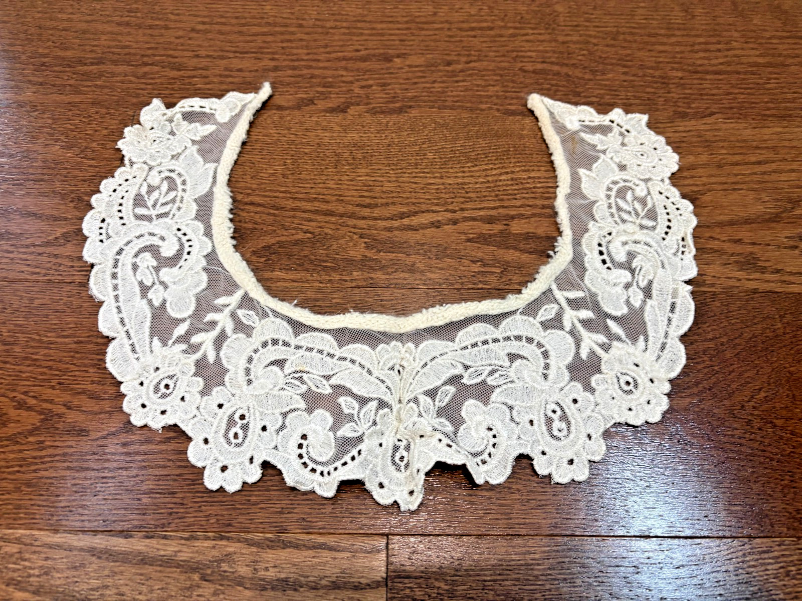 Antique 19th century Handmade Brussels Duchesse Lace Tiara Style Collar Unused
