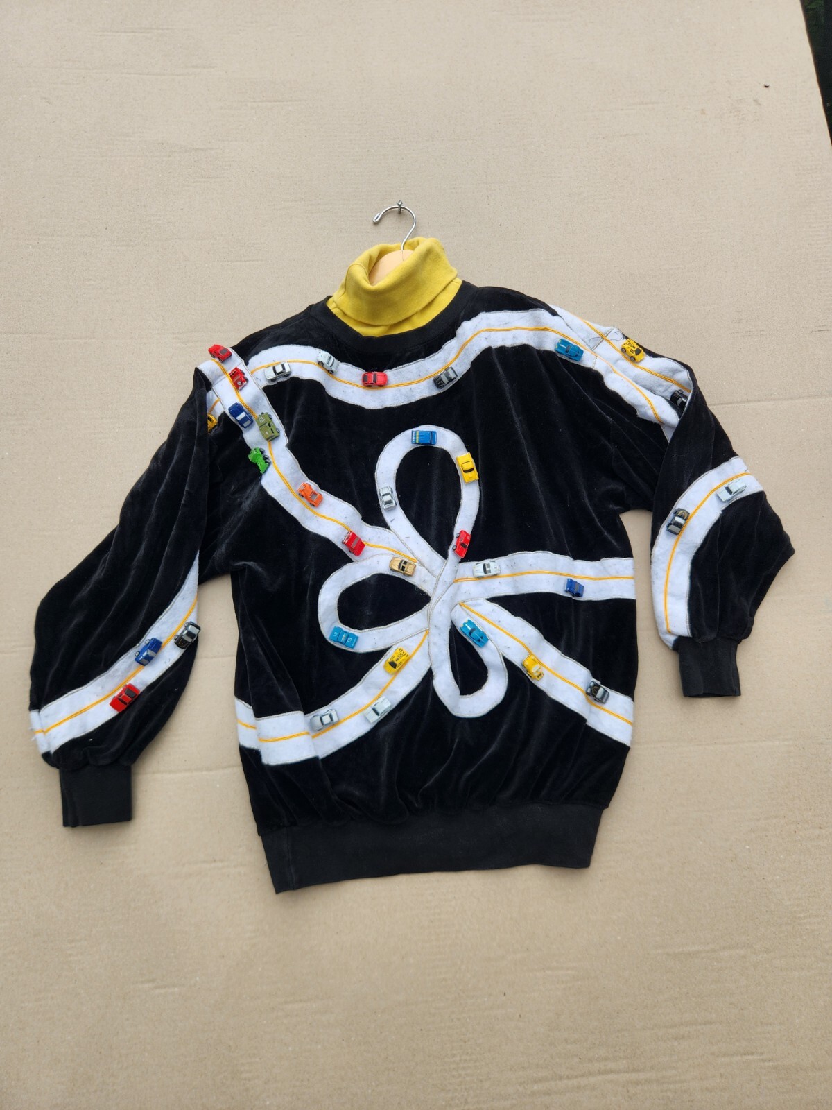 VINTAGE BONNIE BOERER 1980’S RACECAR/3D CARS/RACETRACK VELOUR Sweater! MED.
