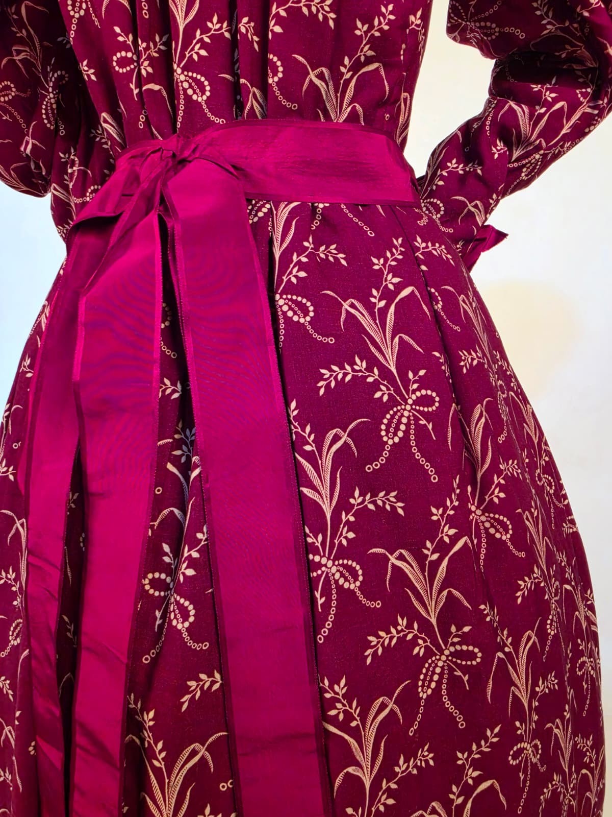 VICTORIAN 1890’S PUFF SLEEVE BUSTLE BACK DRESS W FLORAL BOUQUET PRINT 