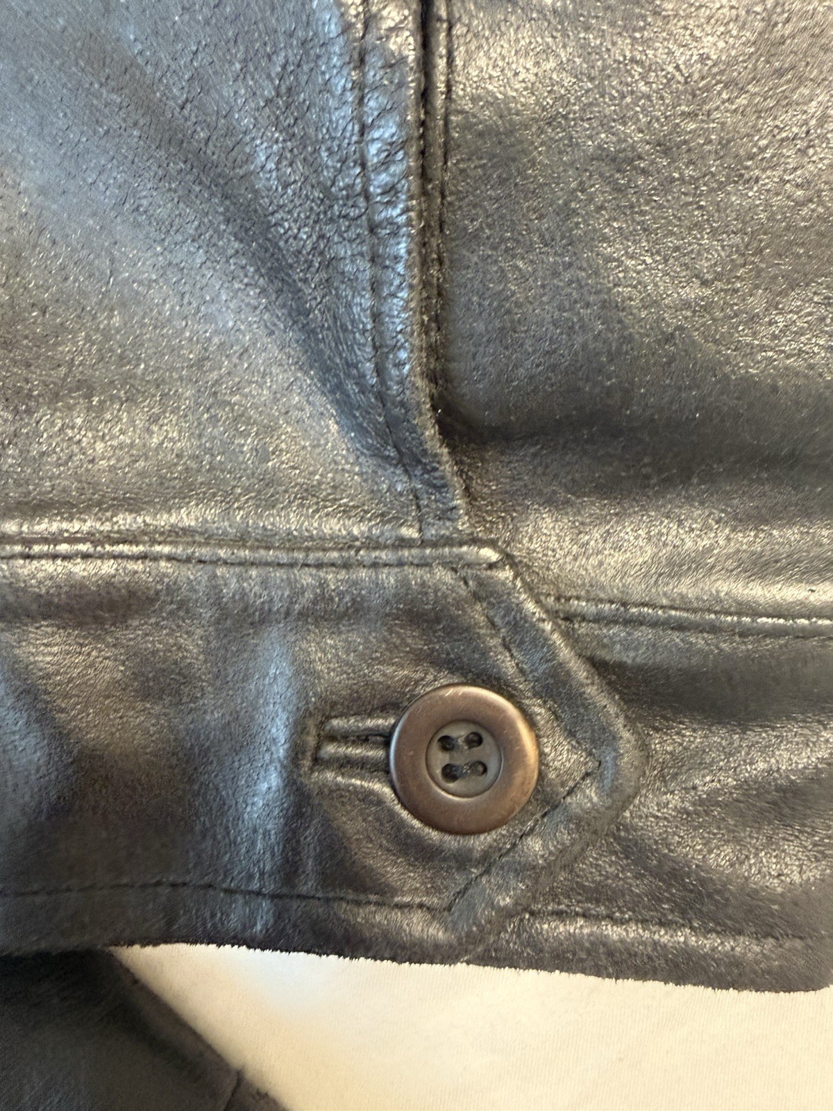 GUESS vintage 90s women’s Black Leather Full Zip Lined Short Biker Jacket Size M