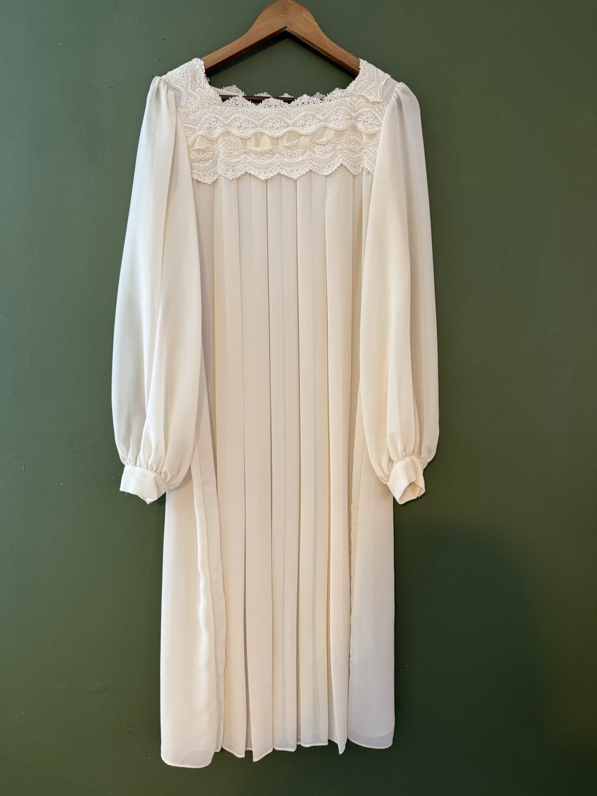 Vintage 1970s Chez California Ivory Pleated Peignoir Nightgown Chiffon Lace