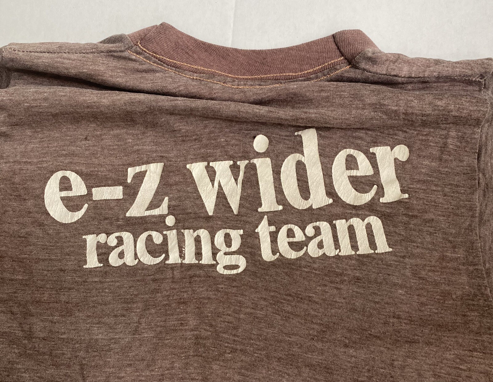 e-z wider vintage Women’s T shirt 1972 (?) brown with racer on front