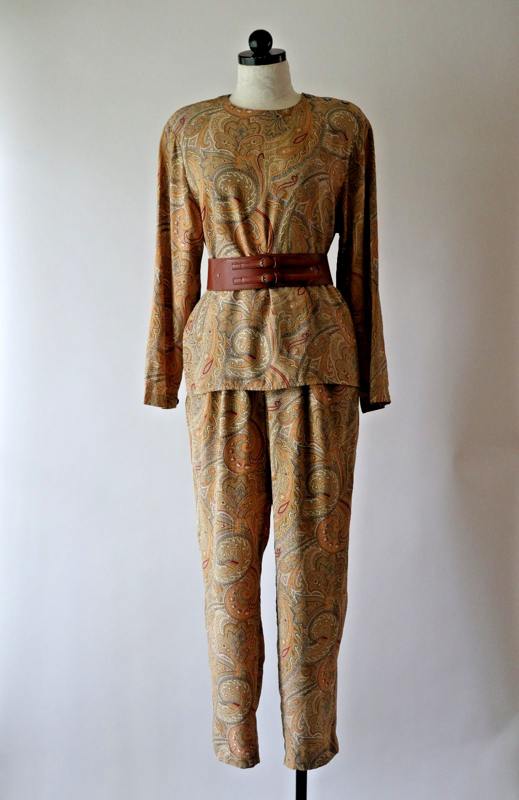 1990s Vintage Tan Beige Paisley Silk Minimalist Top Pants Two Piece Set Suit S M