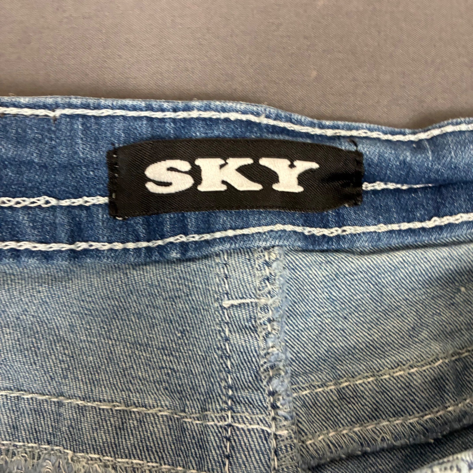SKY Light Wash Flared Jeans Women’s Size 26×28 Heart Pockets Rhinestones