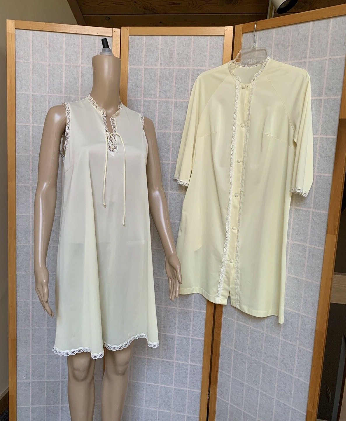 VINTAGE VANITY FAIR PALE YELLOW NYLON NIGHTGOWN & ROBE SET–SIZE XSMALL