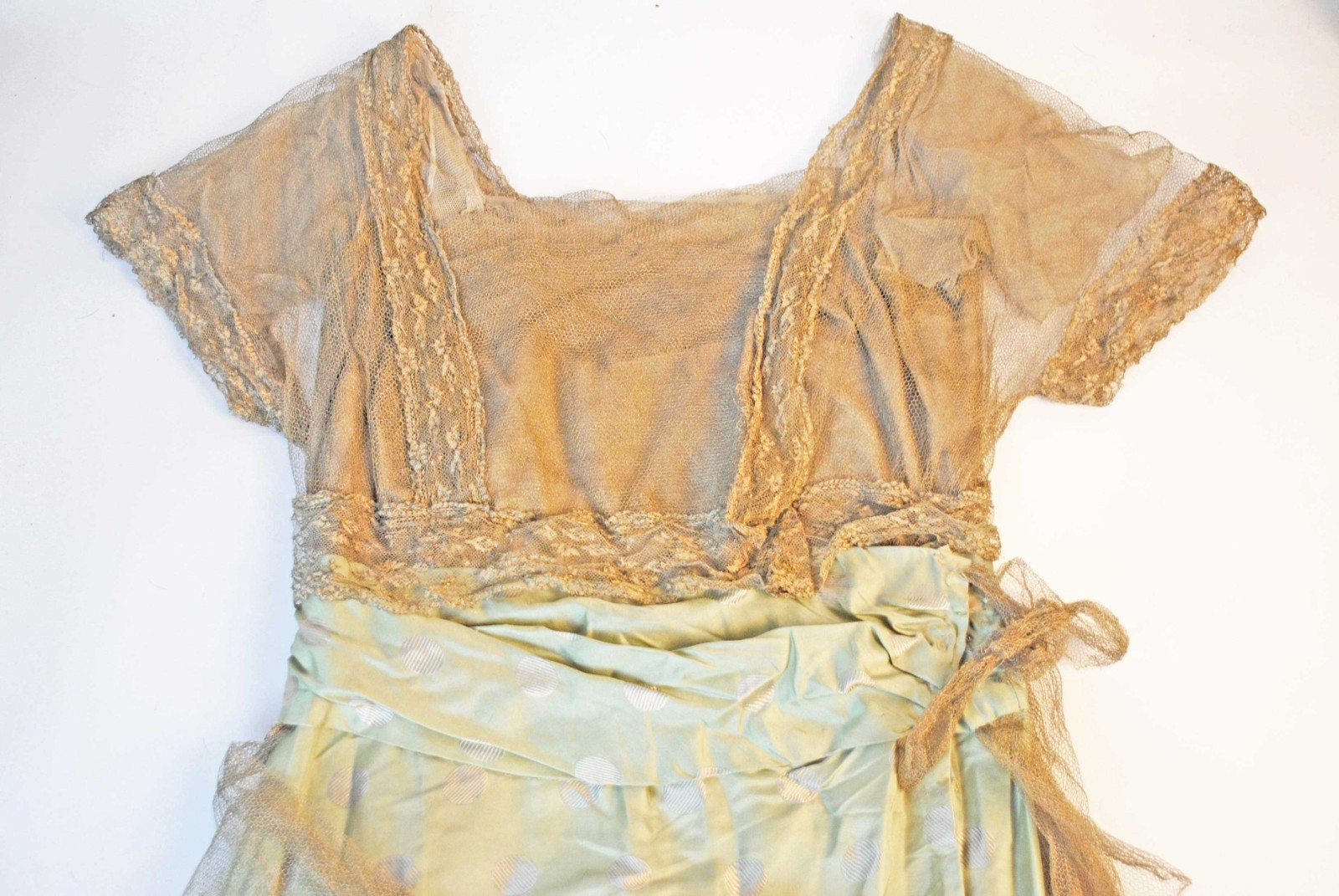 FLAPPER SILK SATIN EVENING DRESS, 1920s, METALLIC LACE TRIM AND NETTING