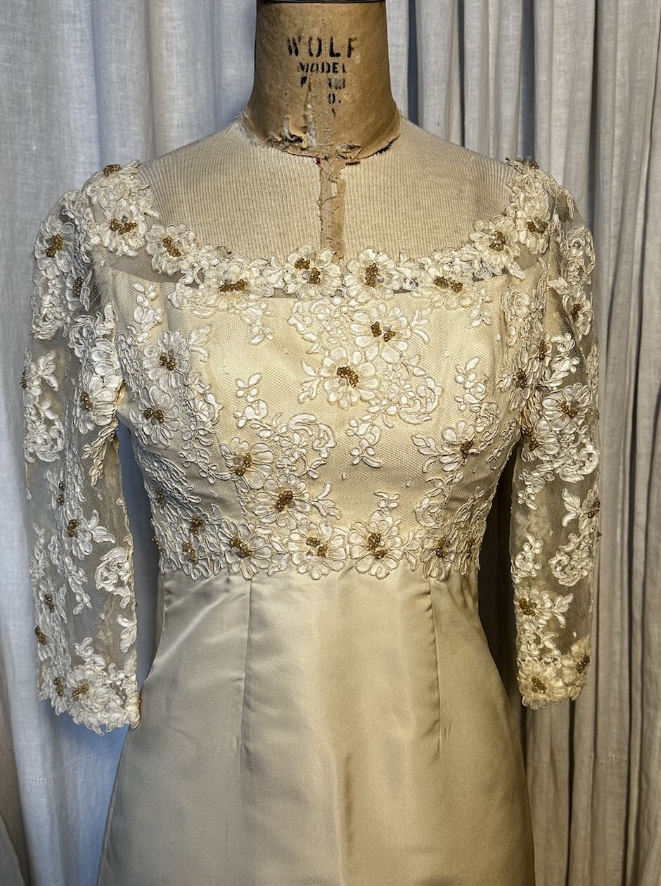 True Vintage Women’s Ivory Silk /Lace A/line Wedding Dress Sz XS Pre-owned