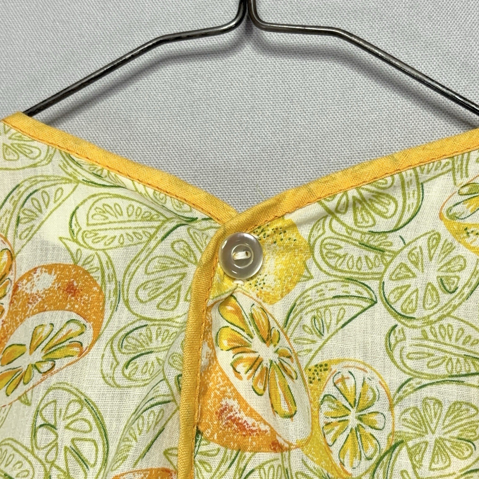 VTG 60s / 70s Full Apron – Yellow Citrus Pattern – 2 Pocket Front – MED / LARGE