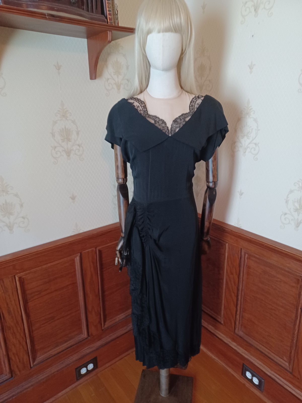 Vintage 1940s Black Cocktail/Wiggle dress with nude-color and lace accents