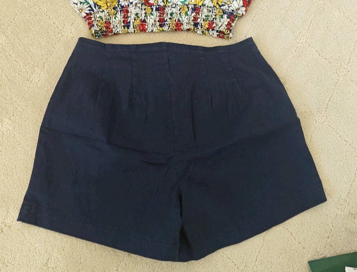 Vintage Moda International Navy Short Shorts & Bright Daisy Blouse Top Outfit