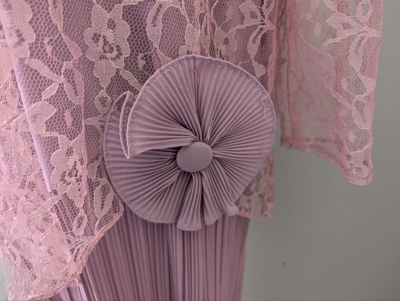 VTG DRESS Pink Lace Plisse Pleated Flower Accent Sandi Dee Plus Size 18 1/2 ON17