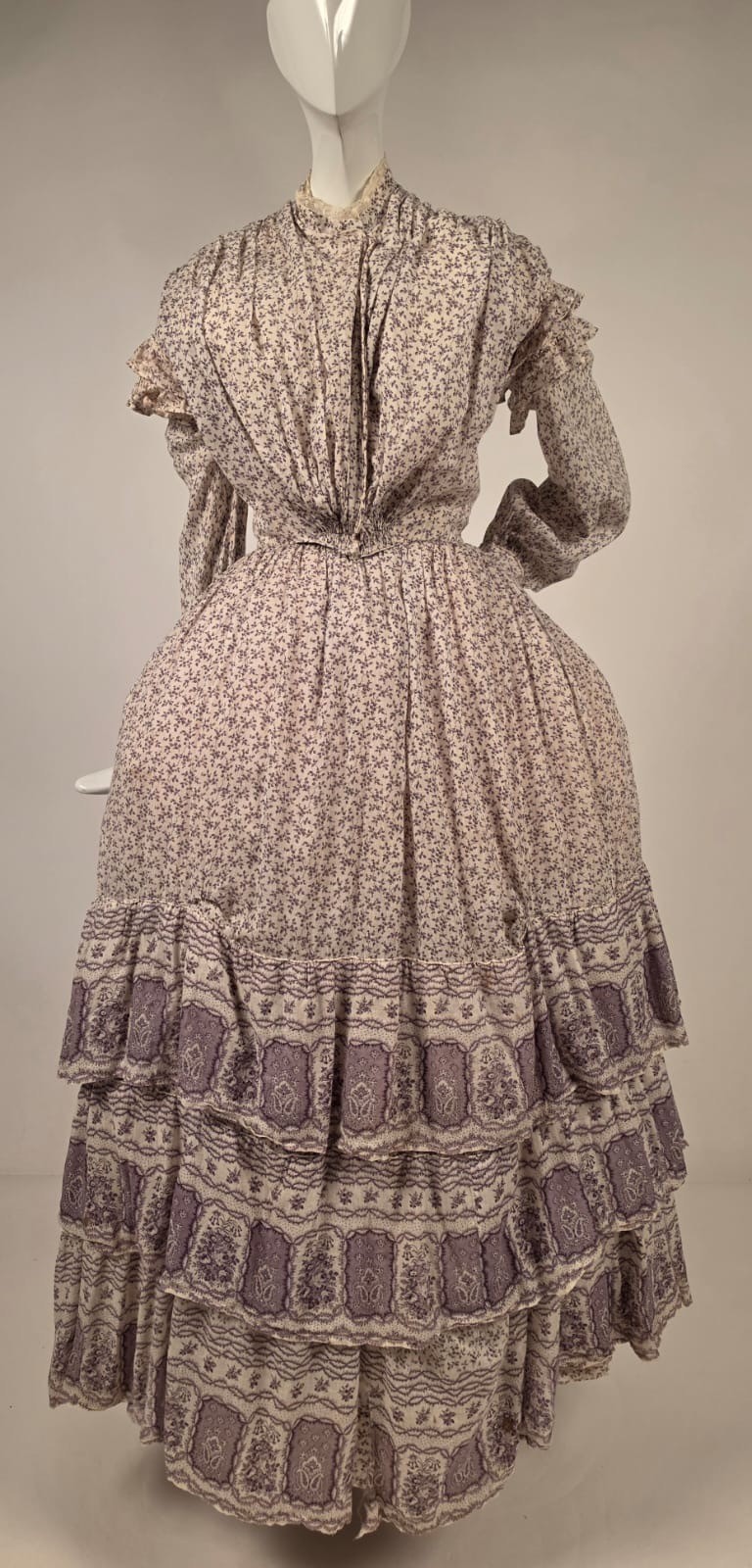 ROMANTIC 1850’S PRINT MUSLIN DRESS W TRIPLE FLOUNCE FULL VOLUME SKIRT
