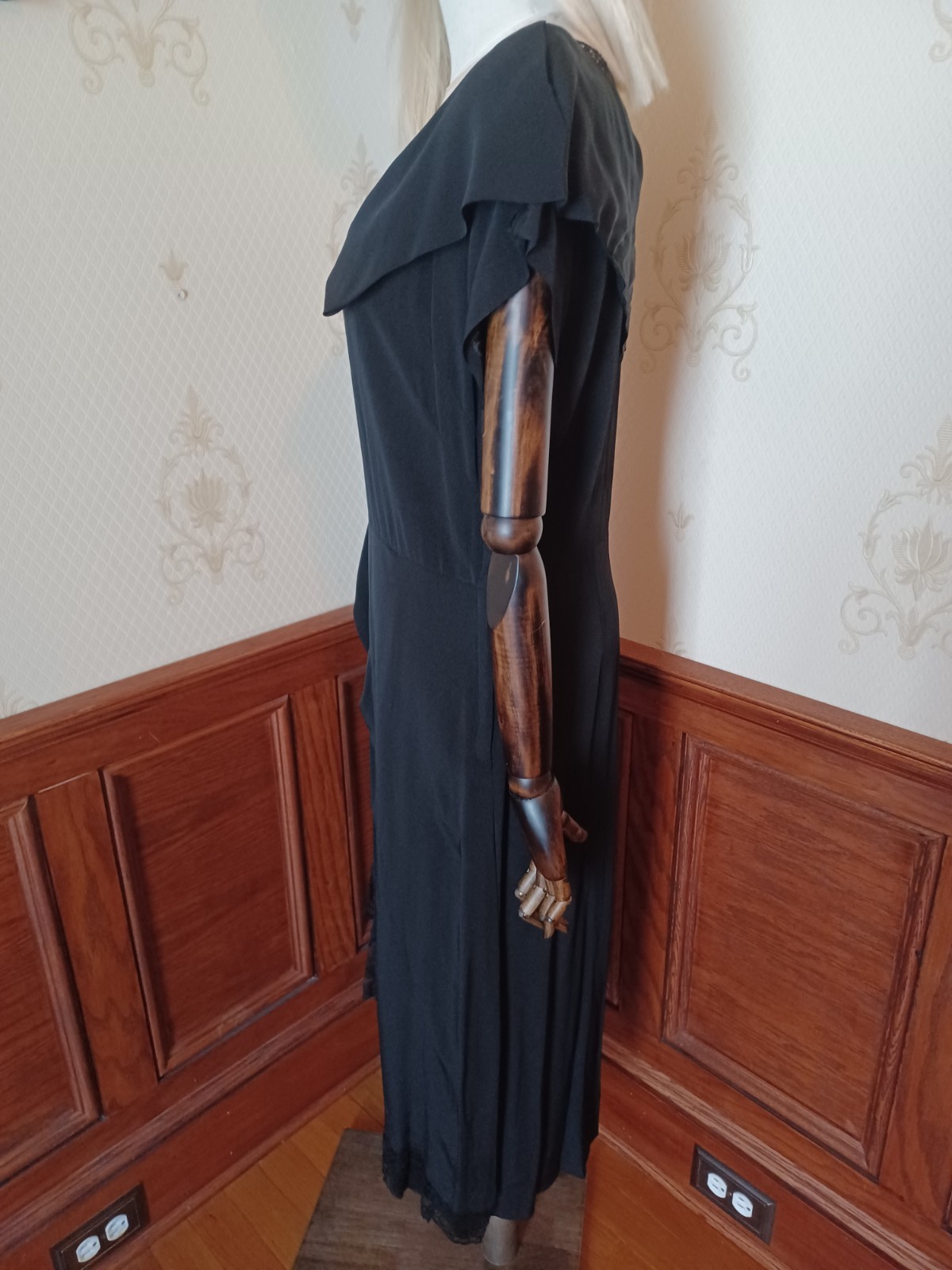 Vintage 1940s Black Cocktail/Wiggle dress with nude-color and lace accents