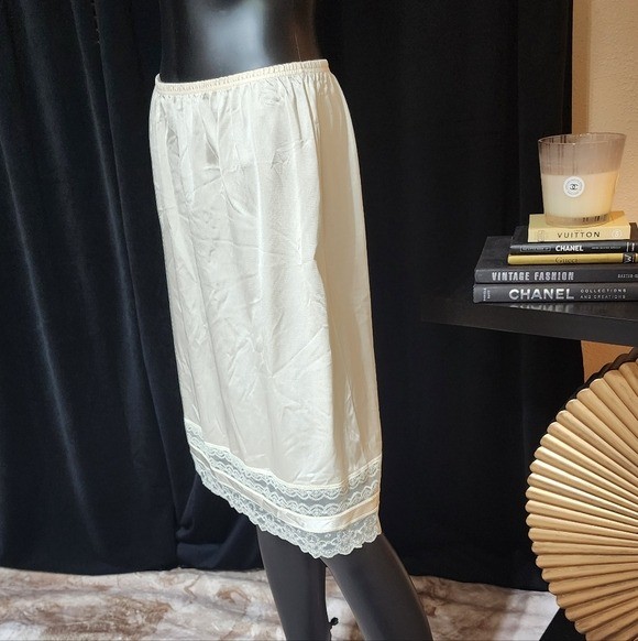VINTAGE AVIAN NYLON LINGERIE HALF SLIP LACE TRIM WHITE SIZE Large