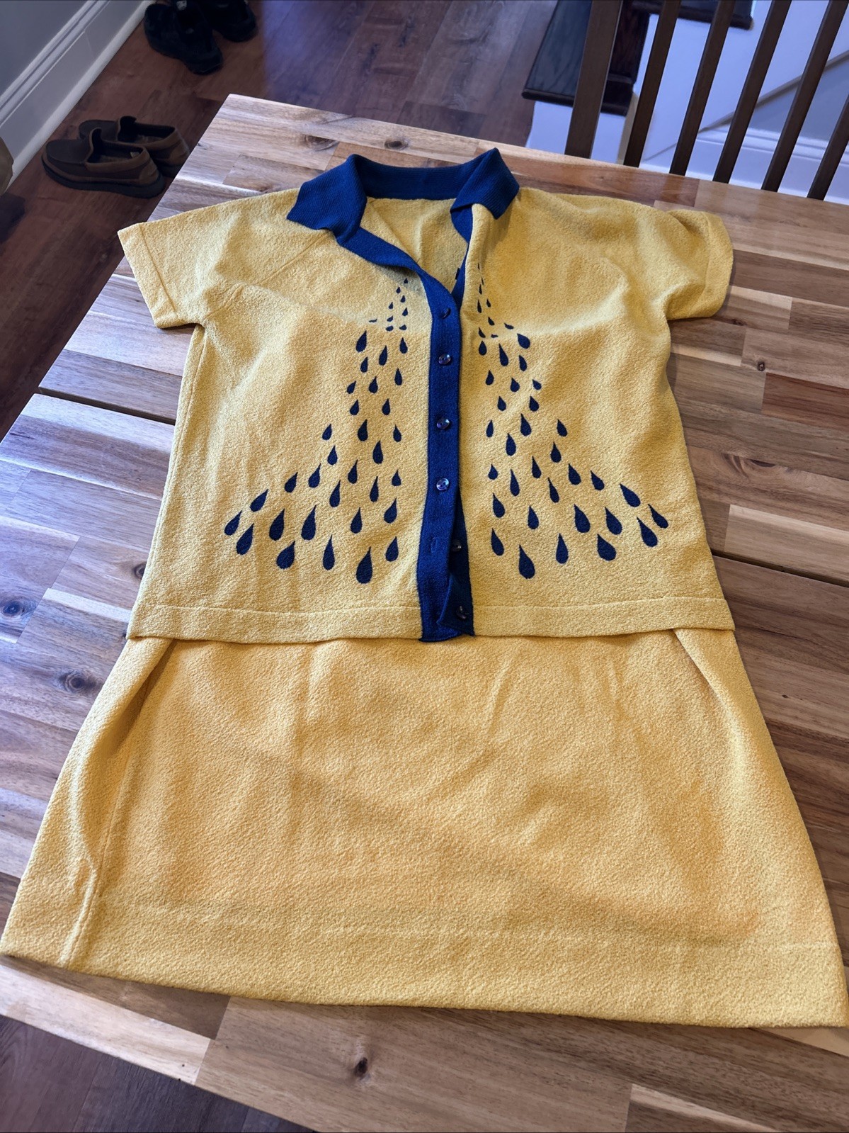 Vtg Talbott Traveler Women’s Two Piece Top & Skirt – Yellow W/ Navy Blue Drops
