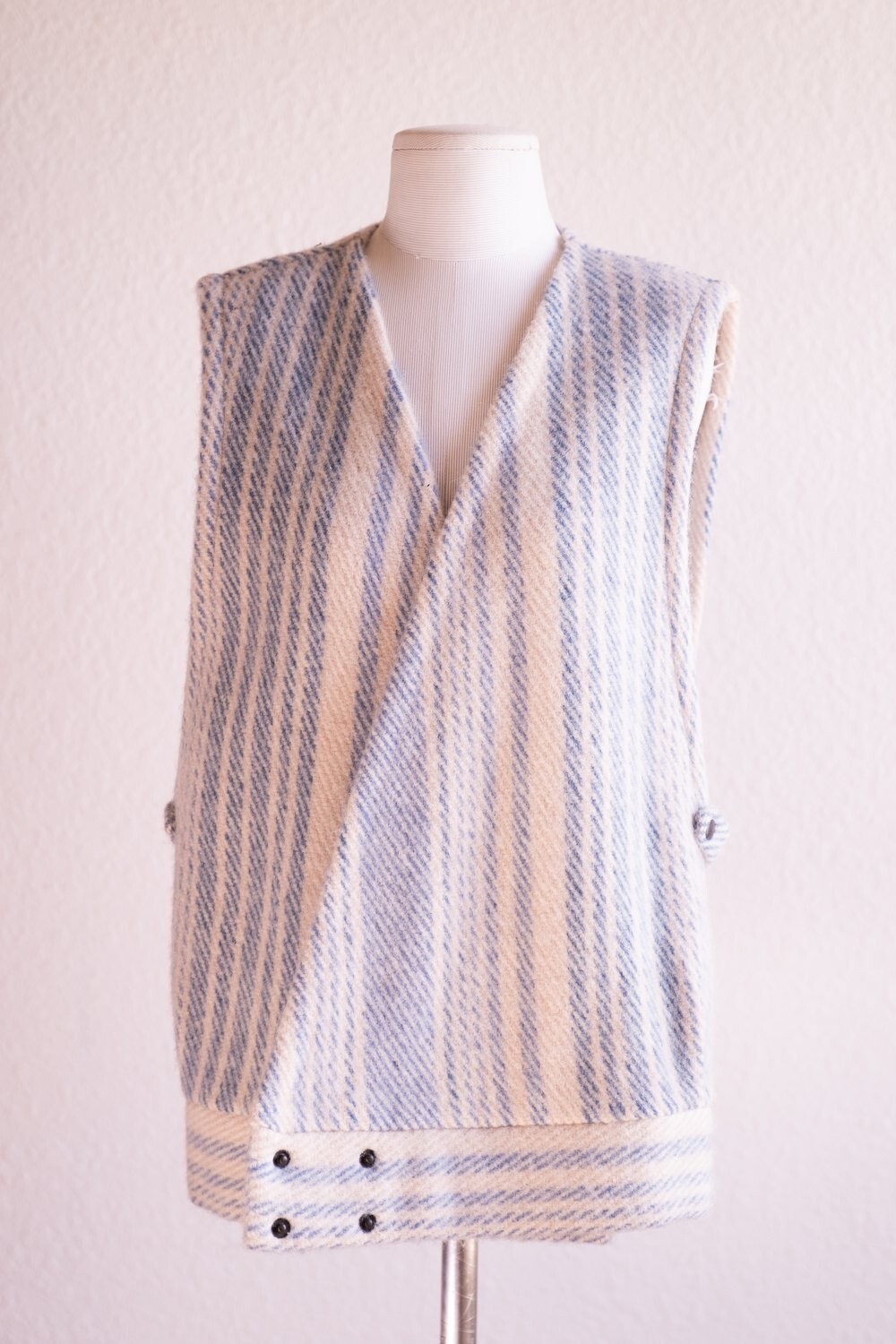 Women’s 70’s Ken of Denmark Vintage Blue and Cream Wool Vest Size 46 L