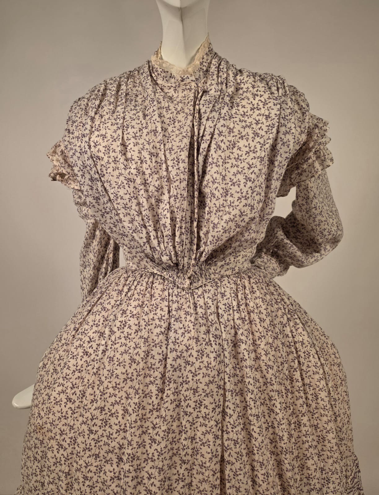 ROMANTIC 1850’S PRINT MUSLIN DRESS W TRIPLE FLOUNCE FULL VOLUME SKIRT