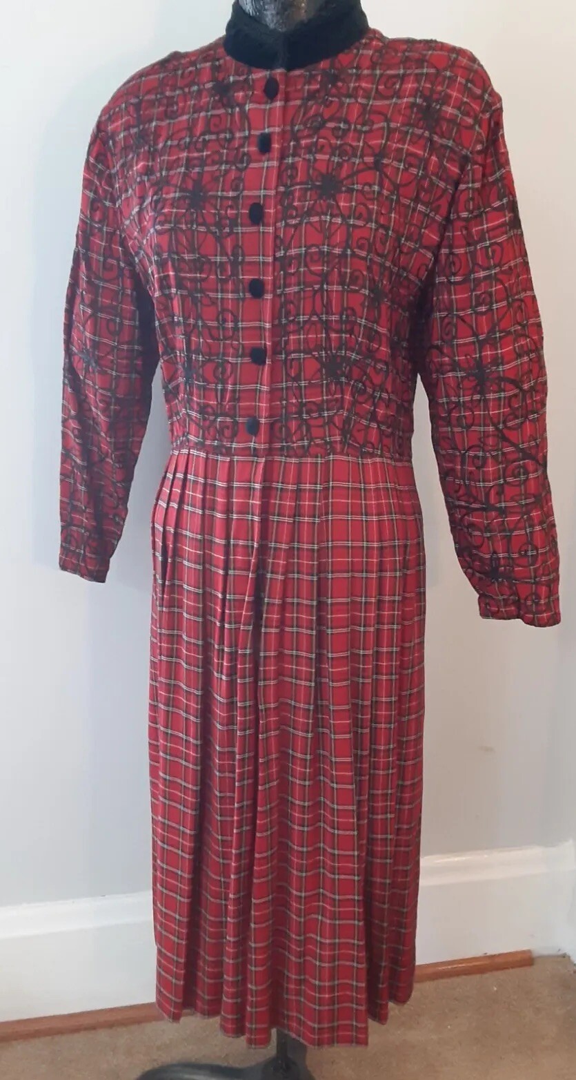 COUNTRY WEAR CLOTHING CO. DRESS SCOTCH PLAID RED BLACK EMBROIDERY SIZE 8P B=36