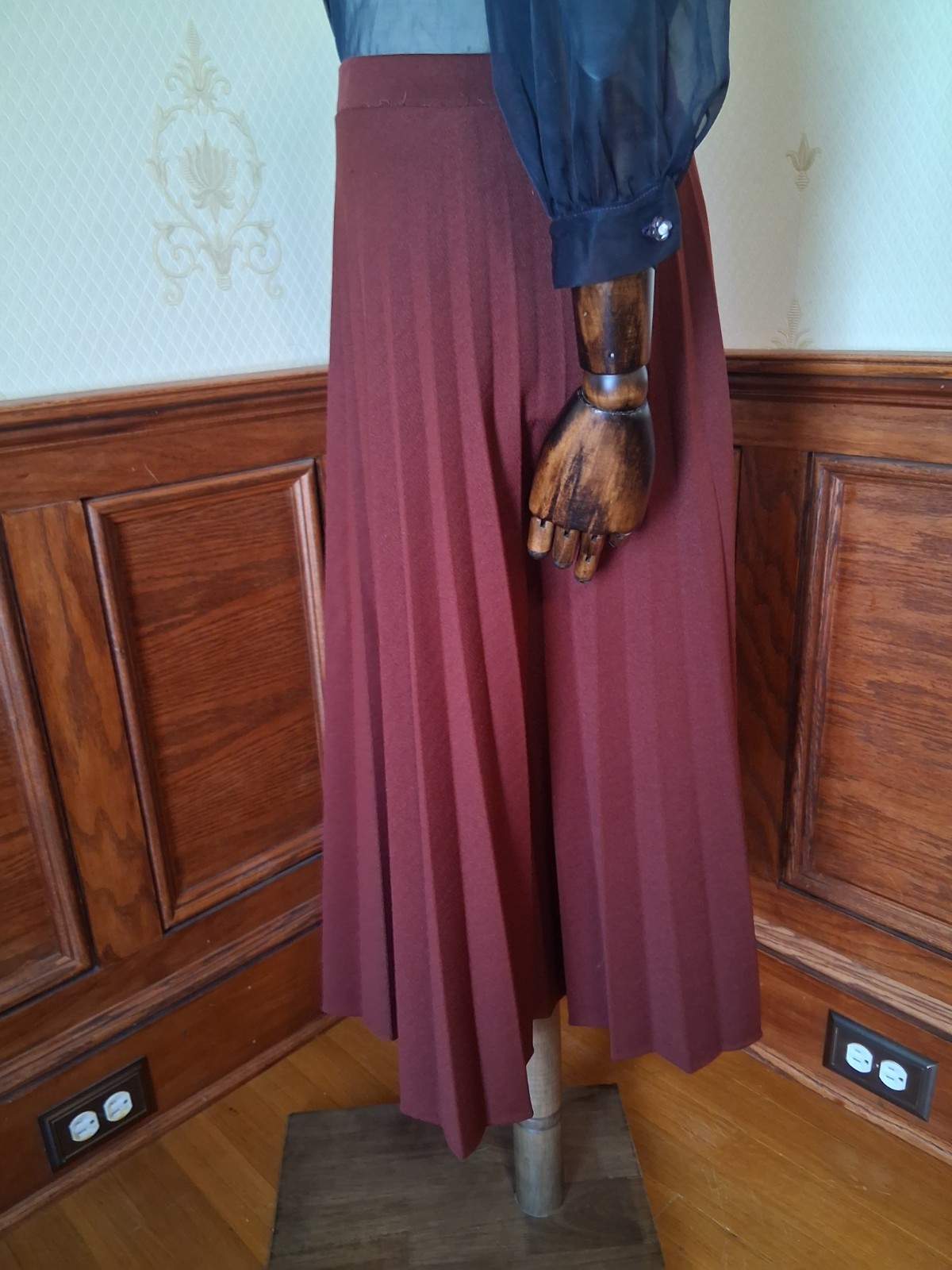 Vintage 1960s/70s Ivy Stevens Maroon Accordion Pleat Preppy Dark Academia Skirt