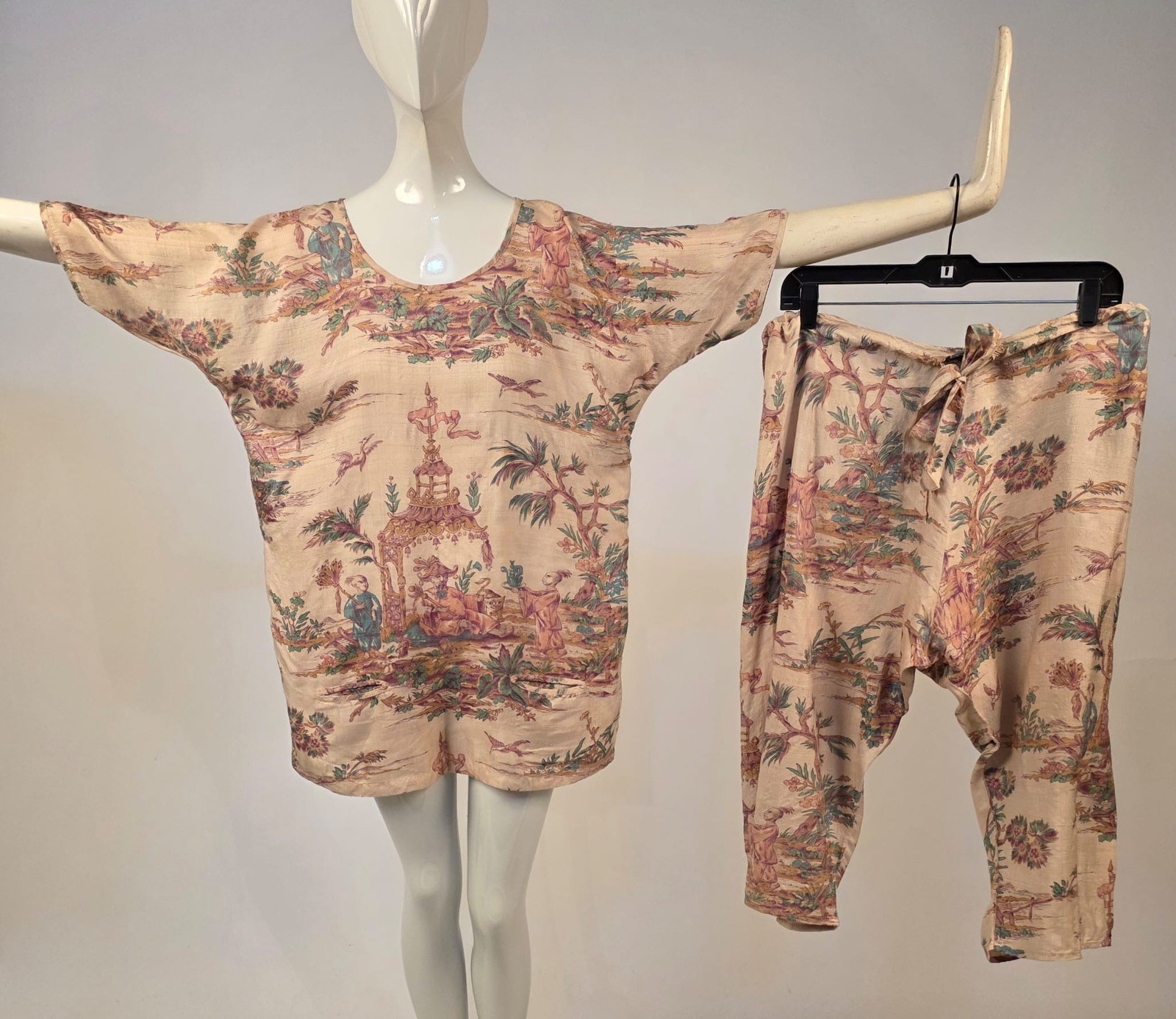 ROMANTIC + COLORFUL FIGURAL PRINT 1920’S SOFTEST SILK SHANTUNG BEACH PAJAMAS