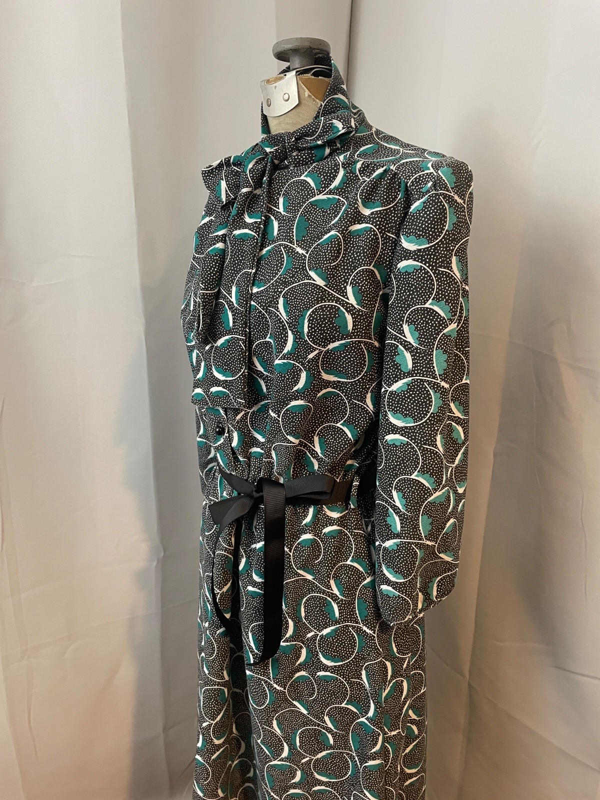 Graphic Dress Pussy Bow Black White Green Ribbons 1970s Vintage Earth Angel M