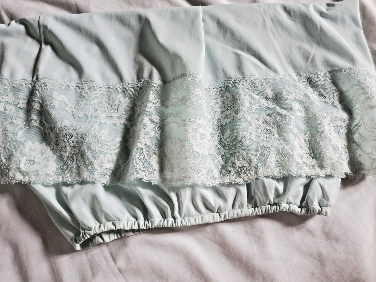 Vintage Van Raalte half slip sz L-minty green-5 in lace trim on bottom-Nylon