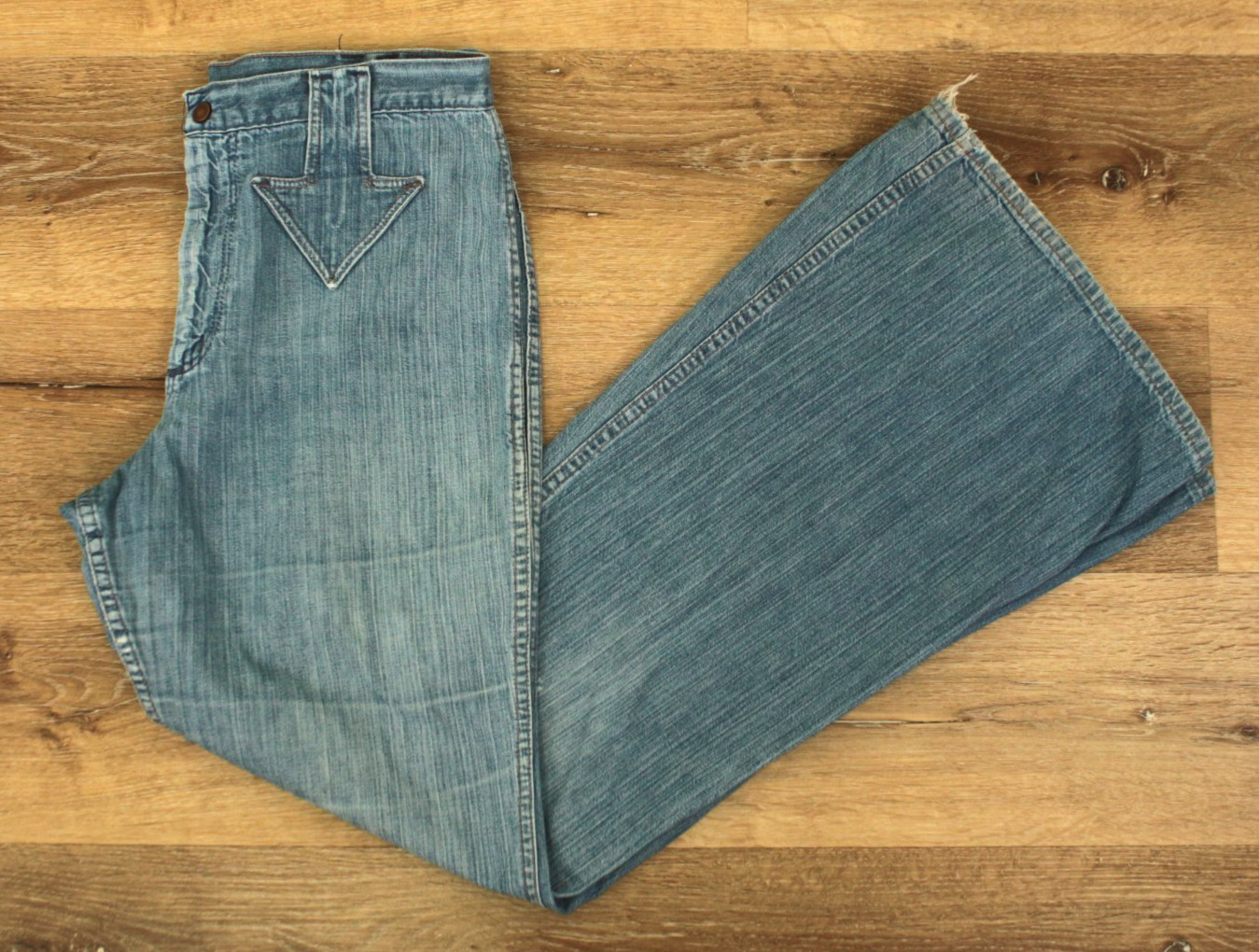 VTG Womens 70s Wrangler Denim Bell Bottom Jeans W/ Arrow Belt Loops Sz 33″ 1970s