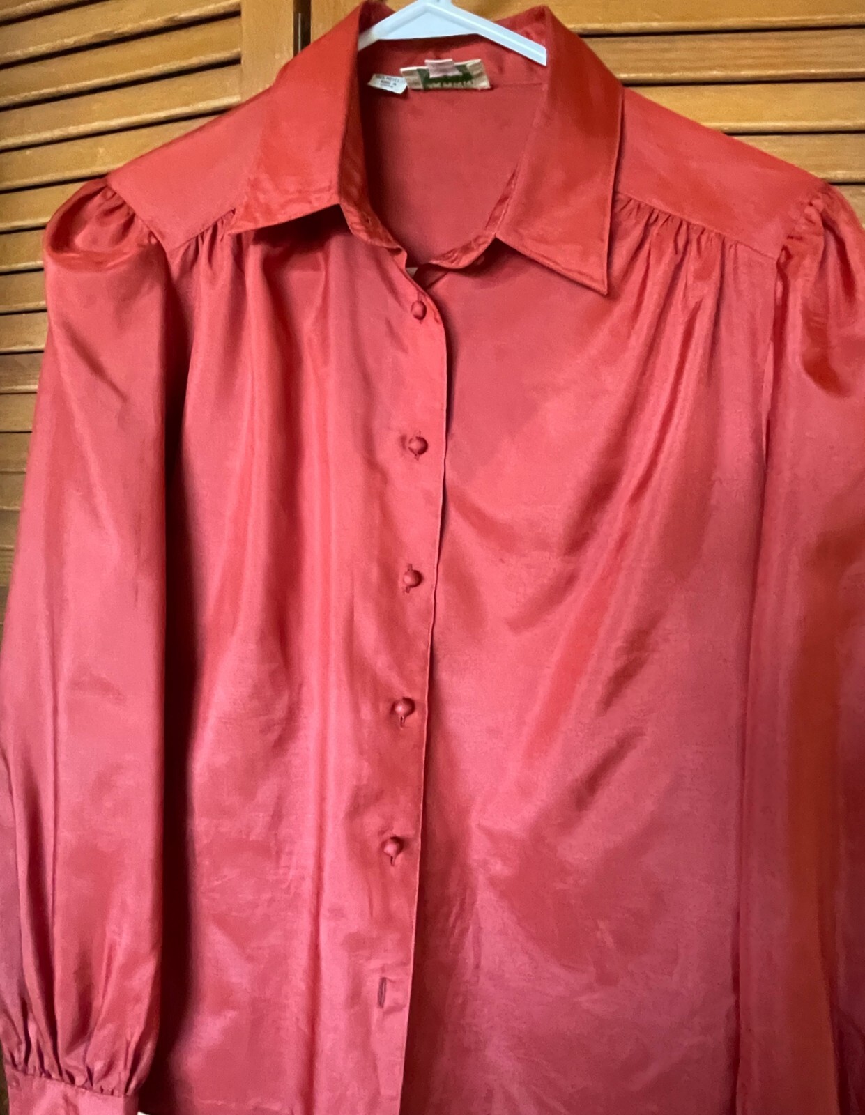 VINTAGE „SILKHANA LADY MANHATTTAN” WOMEN’S 12 (40″ BUST) RUST COLOR BLOUSE, EUC