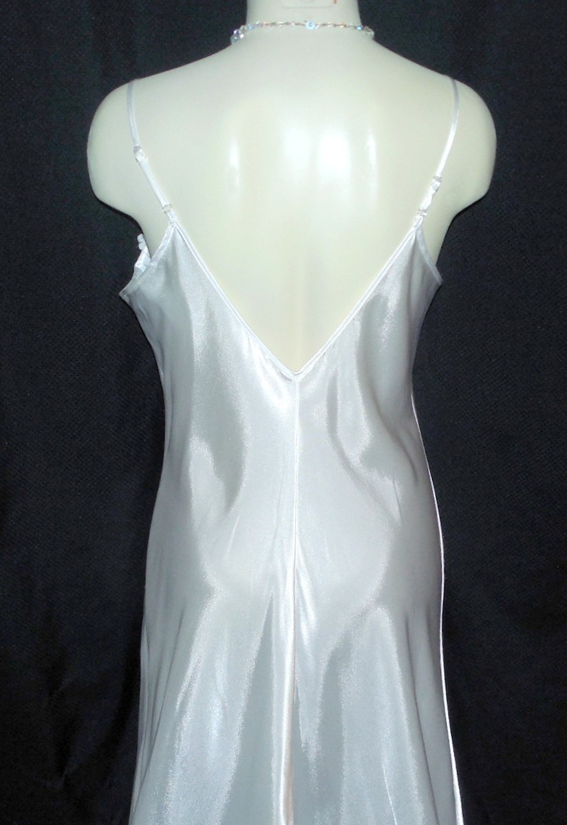 PRISTINE L BUST 38″ ENCHANTING BEADED BRIDAL WHITE PEARLS LIQUID SATIN NIGHTGOWN
